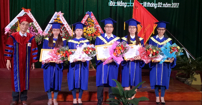 Trường Đại học Bách khoa trao bằng tốt nghiệp cho các cử nhân xuất sắc