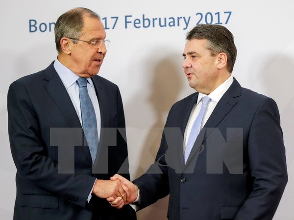 Ngoại trưởng Nga Sergei Lavrov (trái) và Ngoại trưởng Đức Sigmar Gabriel (phải) tại Hội nghị Ngoại trưởng Nhóm G20 ở Bonn (Đức) ngày 16/2. (Ảnh: EPA/TTXVN)