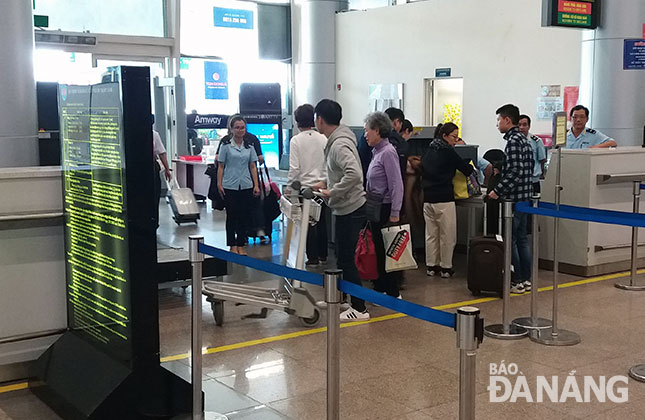 Hành khách làm thủ tục soi chiếu tại sân bay quốc tế Đà Nẵng.