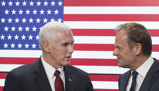 Phó Tổng thống Mỹ Mike Pence (trái) gặp gỡ Chủ tịch Hội đồng châu Âu Donald Tusk tại Brussels (Bỉ) ngày 20-2. Ảnh: AP