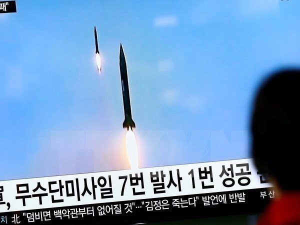 Bản tin truyền hình Hàn Quốc về một vụ thử tên lửa của Triều Tiên. (Nguồn: EPA/TTXVN)