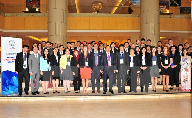 Đại biểu các nền kinh tế APEC tham dự cuộc họp SCCP chụp ảnh chung. (Ảnh: Nguyễn Khang/TTXVN)