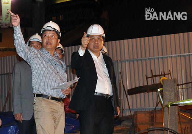 Chủ tịch UBND thành phố Huỳnh Đức Thơ (phải) kiểm tra thực tế tại công trình hầm chui phía tây cầu Sông Hàn.                                         Ảnh: THÀNH LÂN