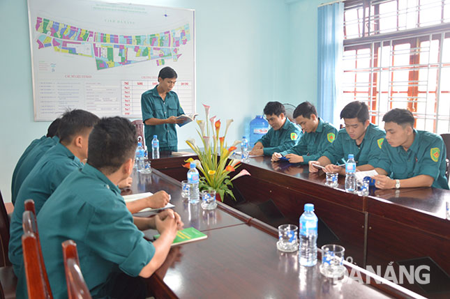 Cán bộ, chiến sĩ dân quân phường Xuân Hà (quận Thanh Khê) nghiên cứu văn bản pháp luật.