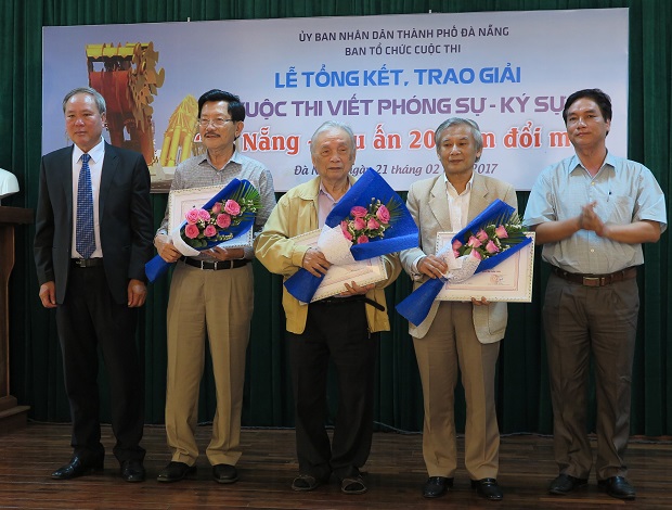 Editor-in-Chief Dinh (1st left) and the third prize winners