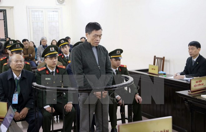 Bị cáo Trần Văn Liêm, nguyên Tổng giám đốc Vinashinlines đứng trước vành móng ngựa. (Ảnh: Doãn Tấn/TTXVN)