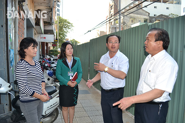 Ông Lê Anh (bìa phải) cùng lãnh đạo phường Hải Châu 1 kiểm tra công tác bảo đảm trật tự đô thị tại khu vực công trình nút giao thông phía Tây cầu Sông Hàn.
