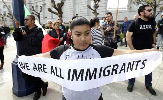 Biểu tình ở San Francisco nhằm phản đối Tổng thống Donald Trump mạnh tay với người nhập cư. 								        Ảnh: AP