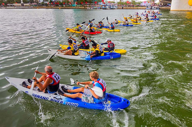 Cần tổ chức các chương trình nghệ thuật, hoạt động thể thao, giải trí thường xuyên để phục vụ du khách. TRONG ẢNH: Du khách tham gia giải đua chèo thuyền kayak “Hào khí sông Hàn” năm 2016. (Ảnh do Câu lạc bộ Kayak cung cấp)