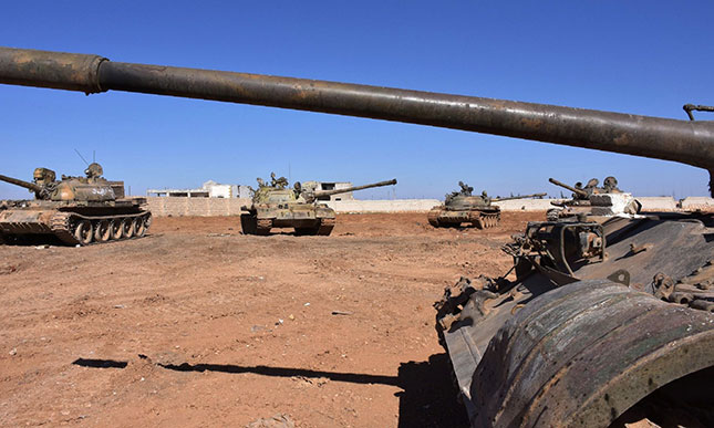 Xe tăng của chính phủ Syria ở đông Aleppo. Thời gian gần đây, lực lượng chính phủ Syria đã giành lại quyền kiểm soát nhiều khu vực ở quốc gia này.  						Ảnh: AFP/Getty Images
