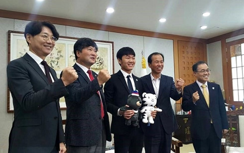 Xuân Trường bảnh bao tại lễ bổ nhiệm Đại sứ Olympic mùa Đông. Đứng bên cạnh anh là Thống đốc tỉnh Gangwon - Choi Moon-soon (thứ hai từ phải sang). (Ảnh: Gangwon FC)