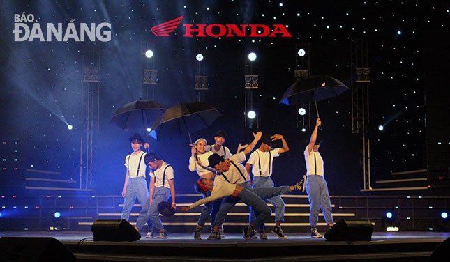 Nhóm Galaxy tại Đà Nẵng với tiết mục Singing in the rain đạt giải nhất chung kết khu vực miền Trung tại Cuộc thi tìm kiếm tài năng trẻ âm nhạc - vũ đạo ca hát do hãng Honda tổ chức. Ảnh: T.Y