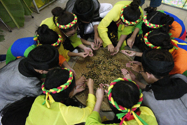 Các bạn học sinh Trường THPT Trần Phú say mê với trò chơi nhặt đậu trong ngày hội Văn hóa dân gian.  (Ảnh do nhà trường cung cấp)