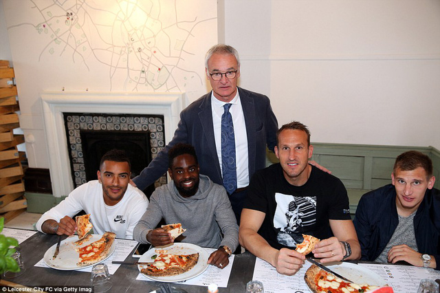 Hình ảnh Ranieri chụp hình cùng một vài cầu thủ của đội bóng ở nhà hàng Pizza địa phương, không lâu sau khi ông trở thành thuyền trưởng của Leicester City