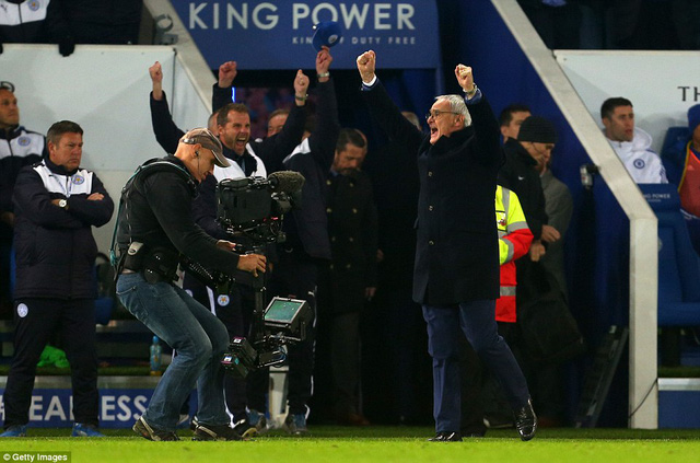 Ranieri ăn mừng trong chiến thắng của Leicester trước đội đương kim vô địch khi ấy - Chelsea. Người hâm mộ bóng đá Anh bắt đầu nhận diện về một Leicester đặc biệt ở mùa giải 2015/16 khi họ có những chiến thắng liên tiếp