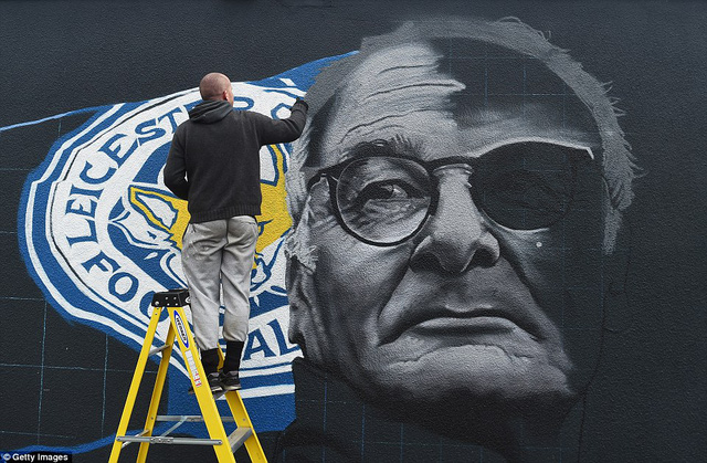 Một họa sĩ vẽ tấm chân dung Ranieri bên ngoài bức tường của sân vận động vào tháng 4. Khi ấy Leicester bắt đầu lộ diện như một ứng viên hàng đầu cho chức vô địch Premier League, câu chuyện thần tiên giữa đời thường đang được Leicester của Ranieri viết nên