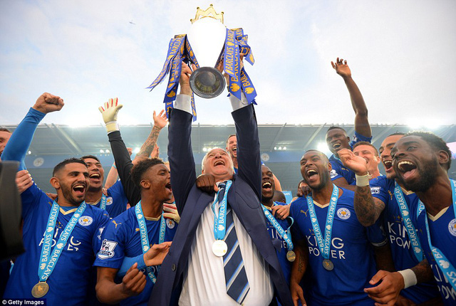 Ranieri (giữa) giơ cao chiếc cúp vô địch lần đầu tiên trong 132 năm lịch sử của Leicester. Chiếc cúp vô địch Premier League cũng là danh hiệu lớn nhất mà Ranieri, biệt danh 