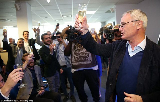 Ranieri nâng cốc mừng chiếc cúp vô địch của đội nhà trong phòng họp báo cùng các phóng viên