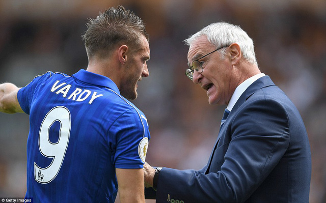 Vardy (trái) trao đổi với Ranieri trong trận đấu đội bóng này thua Hull ở Leicester khởi đầu mùa giải đầy khó khăn khi vòng đấu khai mạc giải.