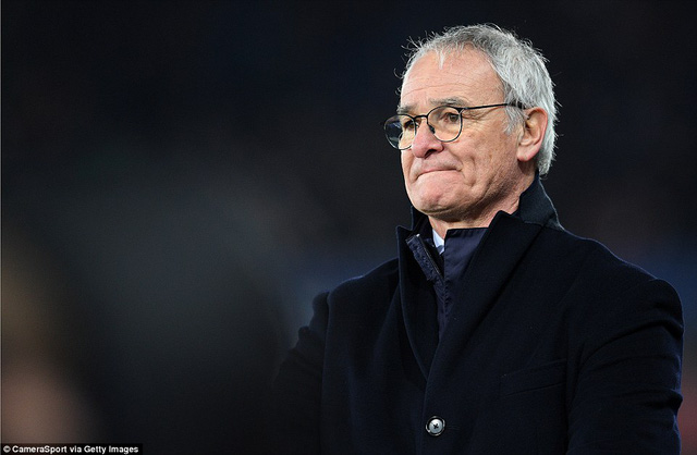 Ranieri với vẻ mặt đầy bất lực khi Leicester thua 0-2 trước Swansea vào 12.2 vừa qua, kể từ năm 2017 đội bóng này đã sa sút không phanh ở Premier League, họ thua liền năm trận gần nhất và vẫn chưa thắng trong năm nay