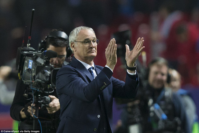 Ranieri vỗ tay cảm ơn cổ động viên trong trận đấu gặp Sevilla vào rạng sáng qua. Leicester thua 1-2 ở trận lượt đi vòng 1/8 Champions League nhưng vẫn còn cơ hội đi tiếp khi được thi đấu trên sân nhà