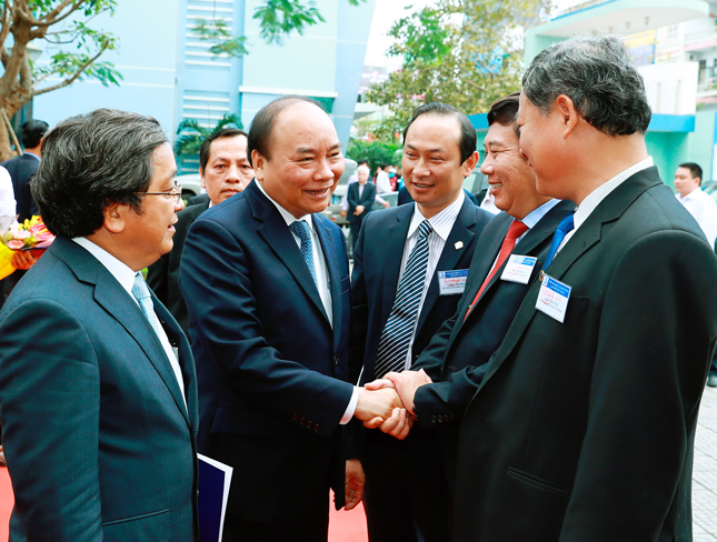 Thủ tướng Nguyễn Xuân Phúc trò chuyện cùng hiệu trưởng các trường thành viên của Đại học Đà Nẵng.                        								             Ảnh: TTXVN