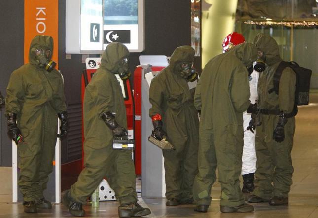 Các chuyên gia kiểm tra chất độc tại sân bay quốc tế Kuala Lumpur 2.                                                                     Ảnh: AP