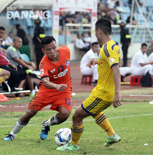 Thất bại 1-2 trước Sông Lam Nghệ An (áo vàng) khiến SHB Đà Nẵng (áo cam) rơi xuống vị trí thứ 8 trên bảng xếp hạng tạm thời.			 Ảnh: ANH VŨ