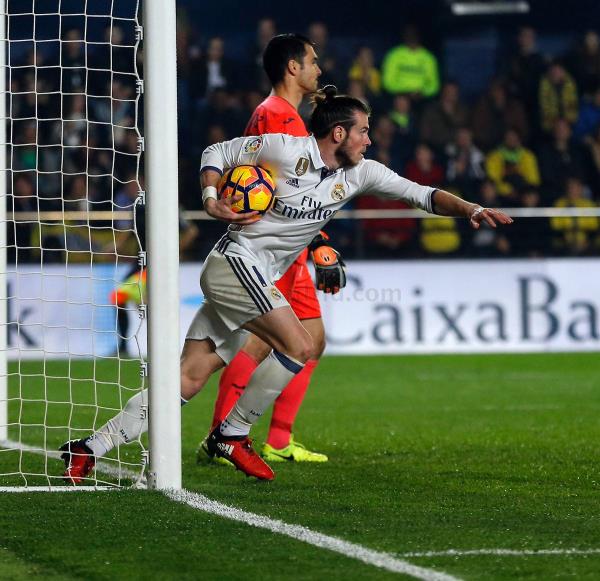 Gareth Bale ghi bàn rút ngắn tỉ số xuống 1-2 cho Real Madrid