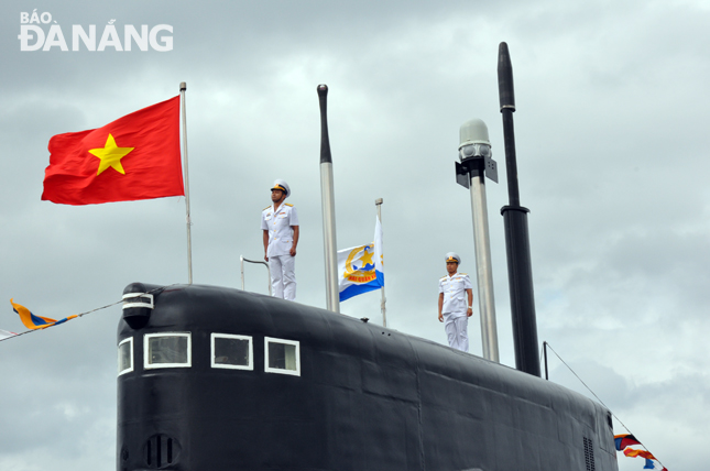 Quốc kỳ được treo trên tàu ngầm HQ 186-Đà Nẵng