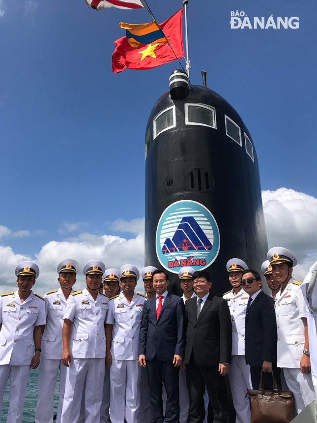 Bí thư Thành ủy Nguyễn Xuân Anh và Phó Bí thư Thường trực Thành ủy Võ Công Trí cùng thủy thủ tàu ngầm HQ 186-Đà Nẵng