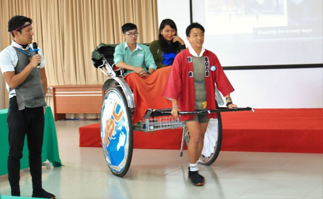 Để giới thiệu cách hoạt động của chiếc xe Rickshaw, anh Suzuki Yuuji mời các sinh viên Đại học Đông Á thử làm “hành khách”.