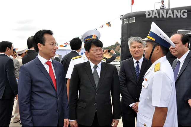 Bí thư Thành ủy Nguyễn Xuân Anh và Phó Bí thư Thường trực Thành ủy Võ Công Trí (thứ nhất và hai, từ trái sang) trao đổi với thuyền trưởng tàu ngầm HQ 186-Đà Nẵng Nguyễn Thành Vinh.