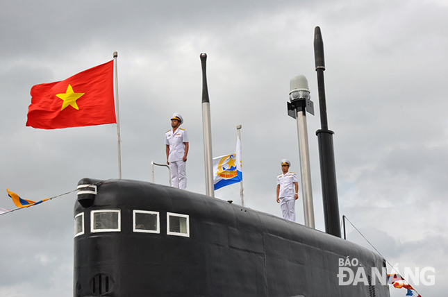 Quốc kỳ Việt Nam tung bay trên tàu ngầm HQ 186 - Đà Nẵng sáng 28-2. Ảnh: VIỆT DŨNG