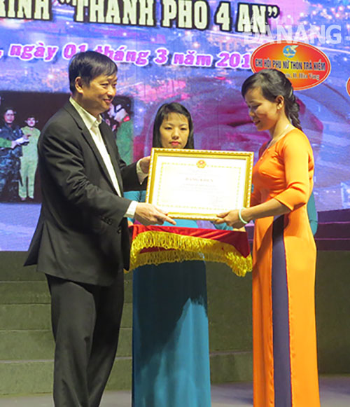 Phó Chủ tịch Thường trực UBND thành phố Đặng Việt Dũng trao giải thưởng Chi hội Phụ nữ tiêu biểu.  		Ảnh: HÀ THU