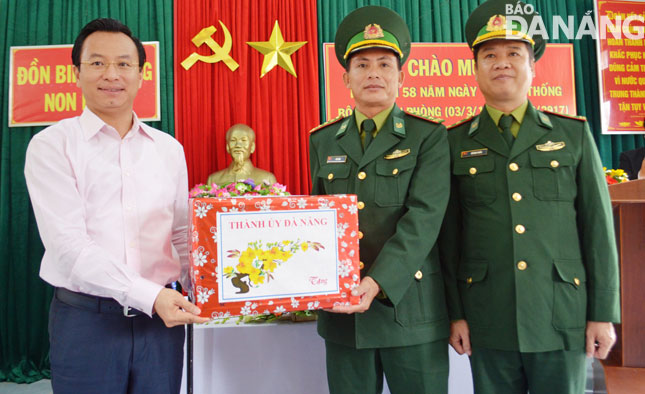 Bí thứ Thành ủy Nguyễn Xuân Anh tặng qua cho Đồn Biên phòng Non Nước