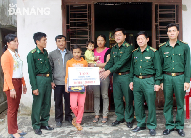 Bộ đội Biên phòng thành phố tặng quà cho học sinh có hoàn cảnh khó khăn ở xã Hòa Phú, huyện Hòa Vang. Ảnh: QUỲNH TRANG