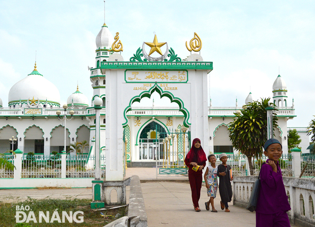 Thánh đường là nơi cầu nguyện, hành lễ vừa là trường học dạy chữ  cho con em người Chăm. TRONG ẢNH: Giờ tan học nơi thánh đường Masjid Jamiul Azhar.