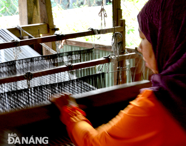 Dệt thổ cẩm là một nghề truyền thống lâu đời của người Chăm An Giang mà những người phụ nữ Chăm ở đây đều thành thạo, nhuần nhuyễn. Tại Châu Phong, làng Chăm lớn nhất ở An Giang, có trên 500 hộ và hơn 2.500 người, phần lớn sống bằng nghề dệt, các sản phẩm dệt ở đây có xà rông, áo, khăn choàng, nón, túi xách…