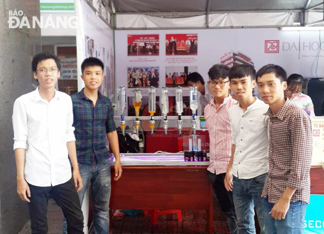 Nhóm tác giả bên sản phẩm “Hệ thống pha chế cocktail tự động” tại một triển lãm các công trình nghiên cứu khoa học tại Trường Đại học Duy Tân năm 2016. (Ảnh nhân vật cung cấp)