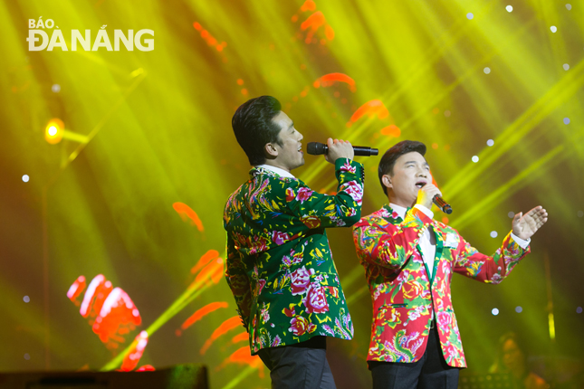 Ca sĩ Quang Hào (trái) và Quang Linh song ca trong chương trình “Điều ước cho tình yêu”.  							                      Ảnh: HÀ TIẾN ANH 