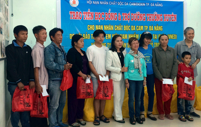 Các gia đình có trẻ em bị nhiễm chất độc da cam/dioxin nhận tiền trợ dưỡng từ Hội Bảo trợ trẻ em Việt Nam nhiễm dioxin tại Pháp
