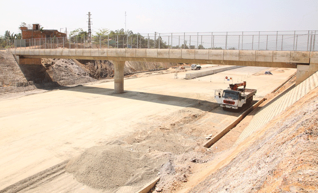 Cầu vượt qua đường cao tốc tại xã Hòa Nhơn và được thi công hoàn thành