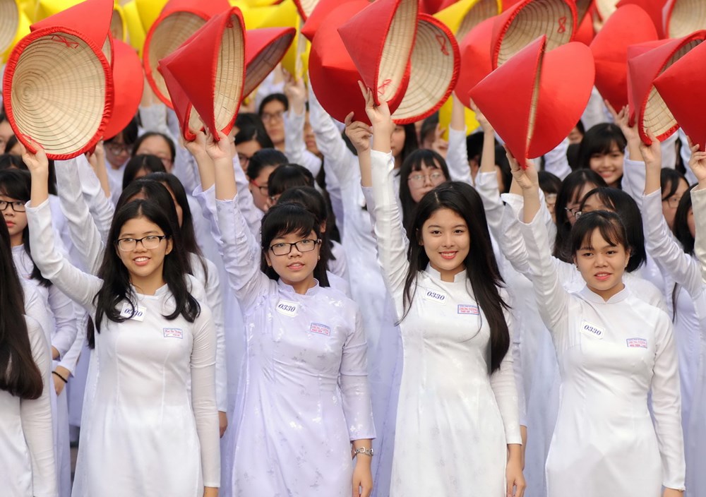 Các nữ sinh tham gia đồng diễn áo dài với chủ đề “Tôi yêu Việt Nam.” (Ảnh: An Hiếu/TTXVN)