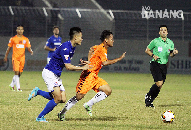 Tiền vệ A Mít (áo cam) có một trận đấu ấn tượng khi đóng góp rất lớn vào chiến thắng 2-0 của SHB Đà Nẵng trước các cầu thủ khách Than Quảng Ninh (áo xanh). 					 Ảnh: ANH VŨ