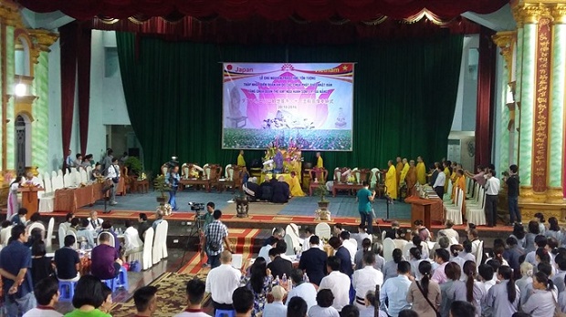 Prayerful: A ceremony held at the Đá Pagoda in Đà Nẵng. The city will host annual Quán Thế Âm (Avalokitesvara Bodhisattva) Festival in Ngũ Hành Sơn district on March 14-16. — VNS Photo Công Thành 