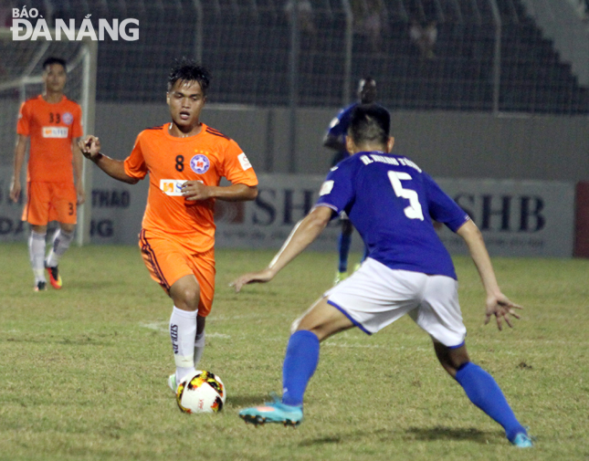 SHB DN’s midfielder A Mit (in orange)
