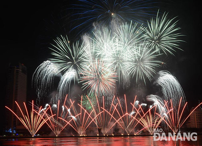 Lễ hội pháo hoa Đà Nẵng 2017 được kỳ vọng sẽ thu hút đông du khách đến Đà Nẵng.  Trong ảnh: Màn trình diễn pháo hoa của đội Úc tại Cuộc thi trình diễn pháo hoa quốc tế Đà Nẵng 2015.