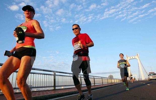 Foreign marathoners run in last year's event (Photo: VNA)