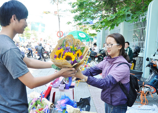 Hoa tươi được bày bán trên tuyến phố Lê Duẩn.